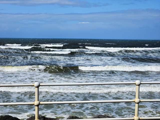 Large swell in front of the shop but nobody in the water